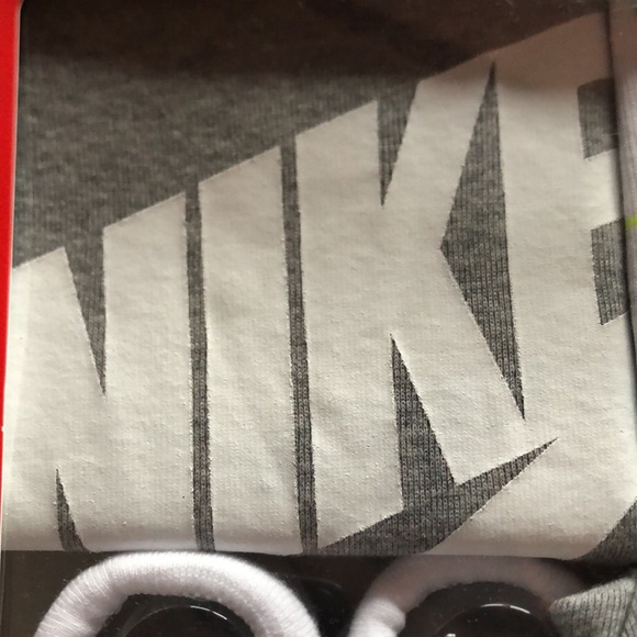 Nike 5 piece newborn set - Picture 3 of 4